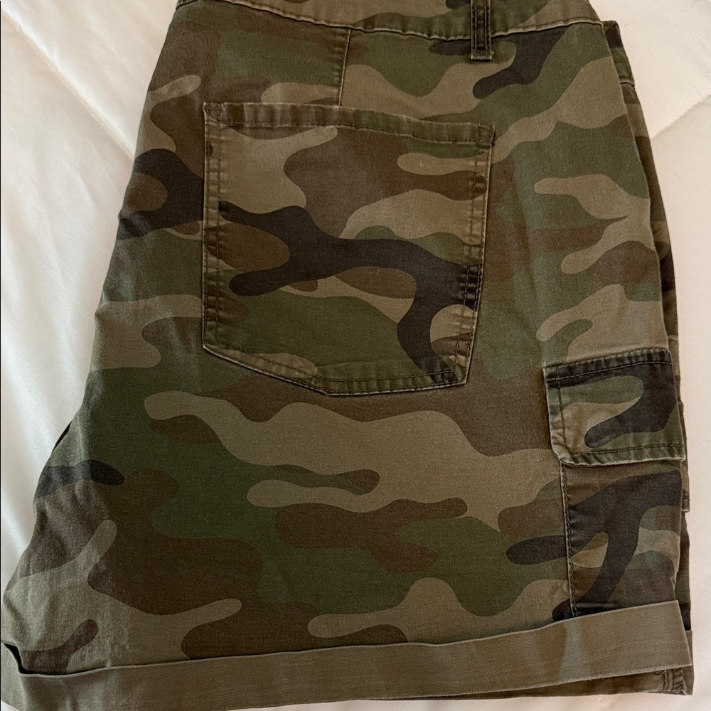 Time and Tru Women's Camo Cargo Shorts - Picture 5 of 5